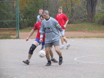 Nejlepší střelec 3. ligy Miroslav Korený z 1. FC Bari si kryje míč před dotírajícím hráčem Citrusu Bordovice.<br/>                                                                                      
FOTO: DAVID MACHÁČEK
