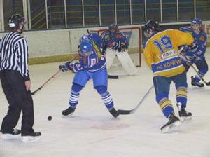 Kopřivničtí junioři v neděli porazili doma hokejový tým Nového Jičína 5:1. Na snímku  kopřivnický útočník vyváží puk.<br/>                                                                                  
FOTO: DAVID MACHÁČEK
