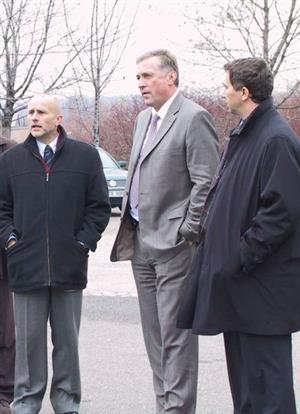 Na krátkou návštěvu zavítal do Kopřivnice minulý týden ve středu předseda ODS Mirek Topolánek (uprostřed). Vedení Tatrovky jej seznámilo se situací ve firmě.<br/>                     
FOTO: DANA HOĎÁKOVÁ
