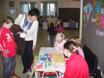 Zástupci jednotlivých tříd se ukázali jako dobří obchodníci, když nabízeli k prodeji výrobky spolužáků.<br/>                          
FOTO: ILONA HOFFMANNOVÁ
