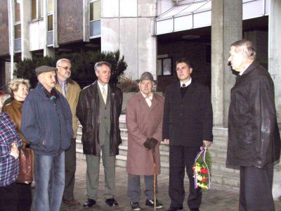 V předvečer státního svátku Dne boje za svobodu a demokracii zavzpomínali na lidi, kteří bojovali proti komunismu, bývalí političtí vězni a představitelé radnice.<br/>                         
FOTO: DANA HOĎÁKOVÁ
