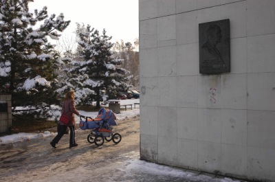 V tom, že by se měla památní deska Zdeňka Buriana ze svého současného stanoviště přestěhovat panuje shoda, zatím se však neví, kde najde své nové místo.<br/>                                  
FOTO: DAVID MACHÁČEK

