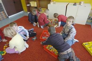 Kroužek stavění lega se těší mezi školáky ženklavské malotřídky značné oblibě. Je to pouze zlomek toho, co škola svým žákům po vyučování  nabízí.<br/>                                                    
FOTO: DAVID MACHÁČEK
