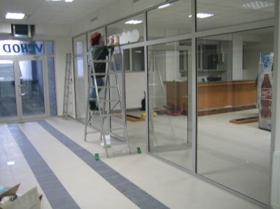 Minulý týden ještě v suterénu hotelu probíhaly přípravné práce, tento týden už nová obchodní pasáž vítala první zákazníky.<br/>                                                                             
FOTO: DAVID MACHÁČEK
