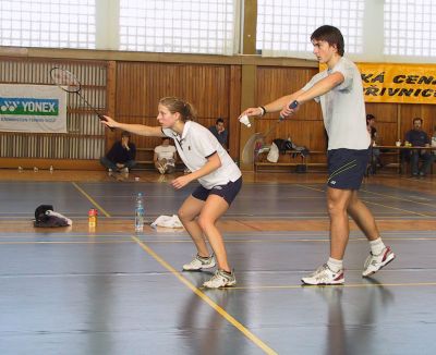Podávající Tomáš Kopřiva a Pavla Janošová tvořili na Velké ceně Kopřivnice v badmintonu smíšenou dvojici a dostali se až do finále.<br/>                                      
FOTO: ONDŘEJ ZAPLETAL
