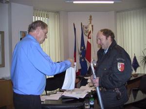 Starosta Jiří Tichánek ocenil Ivana Horáka, strážníka městské policie, jenž dvacetkrát bezplatně daroval krev.<br/>                      
FOTO: DANA HOĎÁKOVÁ
