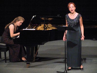 Sopranistka Eva Dřízgová - Jirušová zpívala nejen za klavírního doprovodu Elišky Novotné skladby starých mistrů, ale i Dvořáka a vánoční písně.<br/>                                              
FOTO: DAVID MACHÁČEK
