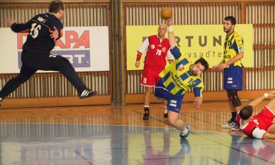 Jiří Gřes naskakuje do brankoviště, aby zakončil povedený útok v házenkářském derby s Hranicemi.<br/> 
FOTO: DAVID MACHÁČEK
