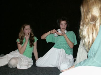 Jednou z kopřivnických premiér uvedených na Vánočce bylo představení ’Co jsme? V nás’  nově utvořeného souboru My to kuklíme.<br/>                                                      
FOTO: MIROSLAV PŘIVĚTIVÝ
