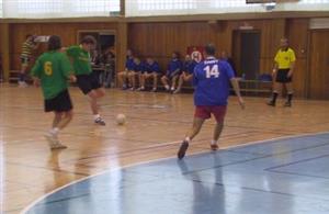 Hráč týmu Gandža Trojanovice střílí na bránu KVS Kopřivnice. Trojanovičtí v tomto duelu zvítězili zaslouženě 3:1.<br/>                                                                                     
FOTO: ONDŘEJ ZAPLETAL
