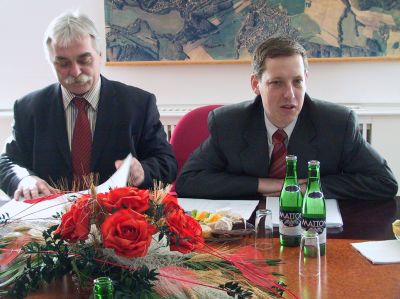 Bývalý premiér Stanislav Gross navštívil Kopřivnici a zdejší automobilku v době, kdy vrcholila jeho bytová aféra a s ní související vládní krize.<br/>
FOTO: DAVID MACHAČEK
