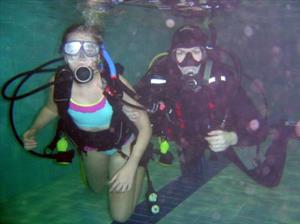 Radka Maierová (vpravo) z potápěčské školy Trigger Divers při ochutnávce potápění v kopřivnickém krytém bazénu učí dýchat s přístrojem mladou zájemkyni.<br/>
FOTO: ARCHIV
