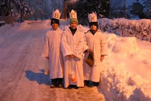 Žáci ze Základní školy sv. Zdislavy se v mrazivých dnech u hostitelů v rámci Tříkrálové sbírky  museli občas i ohřívat.<br/>
FOTO: DAVID MACHÁČEK
