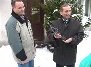 Starosta Příbora Milan Strakoš se chystá předat symbolický klíč od Freudova rodného domu zástupci stavební firmy. Ten ho má vrátit v dubnu i s rekonstruovaným objektem.<br/>
FOTO: DAVID MACHÁČEK
