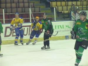 Hráči Horního Benešova kontrolují puk ve svém obranném pásmu. Kopřivnice v sobotním utkání podlehla Benešovu 6:7.<br/>
FOTO: ONDŘEJ ZAPLETAL
