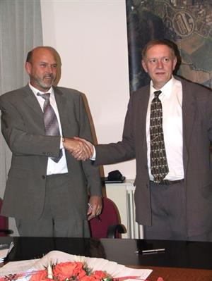 Další investor v zóně! Vstup do vlčovického průmyslového parku před týdnem podpisem na kupních smlouvách stvrdil jednatel společnosti Seeber Ulrich Mauß (vlevo).<br/>          
FOTO: DANA HOĎÁKOVÁ
