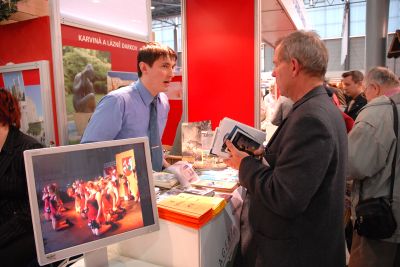 Informací i propagačních materiálů bylo na stánku Moravskoslezského kraje, respektive regionu Beskydy - Valašsko, dostatek, způsob jejich prezentace byl však nešťastný.<br/>        
FOTO: DAVID MACHÁČEK
