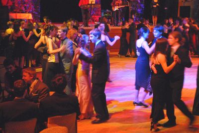 Ples absolventů tanečních kurzů byl pro mnohé z nich první příležitostí vyzkoušet  nadrilované taneční krůčky v praxi. Zájem o ples překvapil i tanečního mistra Zdeňka Syrka.<br/> FOTO: DAVID MACHÁČEK