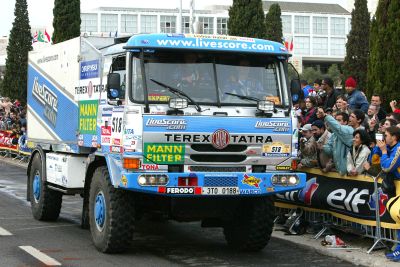 Vůz Tomáše Tomečka po startu na letošním ročníku nejtěžší rallye světa neopustil Evropu. Důvodem byla havárie ve druhé etapě soutěže.<br/>                                                                                     
FOTO: LRT

