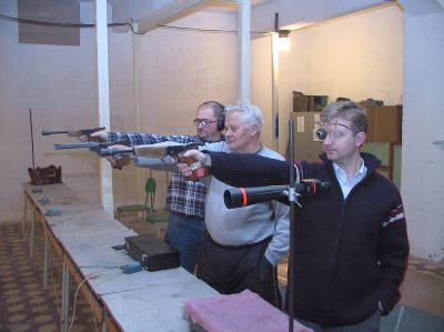 Michal Hromočuk (první zprava) při čtvrtém kole zimní oblastní střelecké ligy zaznamenal osobní rekord nástřelem 558 bodů.<br/>                                                                             
FOTO: ONDŘEJ ZAPLETAL
