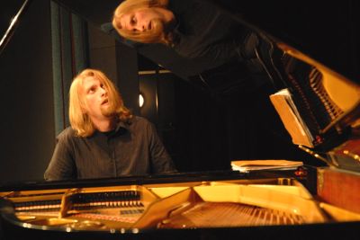 Ivo Kahánek se před kopřivnickým koncertem na vystoupení poctivě připravoval a testoval  koncertní křídlo místního kulturního domu.<br/>                                                         
FOTO: DAVID MACHÁČEK
