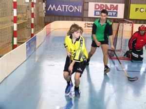 Florbalista ze ZŠ Emila Zátopka (vpředu) kontroluje míč za bránou soupeře. Kopřivnická škola v tomto utkání porazila ZŠ npor. Loma Příbor 2:1.<br/>                                                 
FOTO: ONDŘEJ ZAPLETAL
