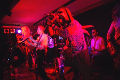 Něco jiného nezávislého po devíti letech znovu na pódiu. Koncert místní undergroundové legendy potěšil muzikanty i diváky.<br/> 
FOTO: DAVID MACHÁČEK
