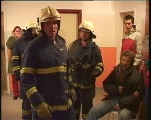 Při požáru v osmém patře družstevního domu nedošlo k žádnému vážnému zranění, škody na majetku jsou ale značné a jejich odstranění si vyžádá delší čas.<br/>                          
FOTO: MIROSLAV HOFMANN
