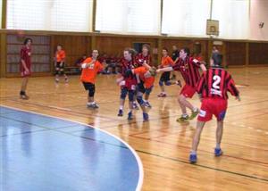 Krejčiřík se prosazuje přes obranu Zubří. Kopřivnice porazila tým mladšího dorostu ze Zubří 21:13.<br/> FOTO: ONDŘEJ ZAPLETAL