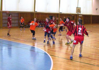 Krejčiřík se prosazuje přes obranu Zubří. Kopřivnice porazila tým mladšího dorostu ze Zubří 21:13.<br/> FOTO: ONDŘEJ ZAPLETAL