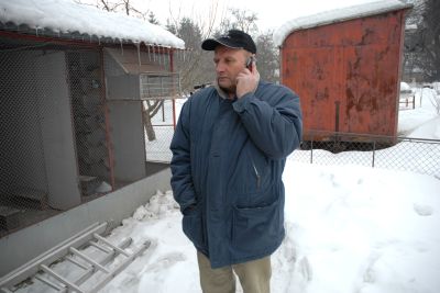 Lubomír Hapl u svého holubníku. Poté, co vyvázl zdráv z katovické haly, často svůj příběh líčí do telefonu známým.<br/>                   
FOTO: DAVID MACHÁČEK
