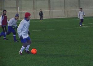 Petr Feilhauer z FC Kopřivnice připravuje pozici pro nabíhající útočníky. Kopřivnice remizovala v zápase zimního turnaje se Starým Jičínem 1:1.<br/>                                     
FOTO: ONDŘEJ ZAPLETAL
