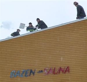 Dobrovolní hasiči z Mniší a Kopřivnice odstraňovali sníh z krytého bazénu ve středu, kdy při kontrole byly zjištěny trhliny vazníku. Po tuto dobu byl bazén mimo provoz.<br/>         
FOTO: DANA HOĎÁKOVÁ
