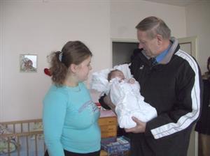 Starosta Jiří Tichánek si pochoval malou Eriku, která se narodila 5. ledna, a stala se tak první letošní občankou Kopřivnice.<br/>                                                                          
FOTO: DANA HOĎÁKOVÁ
