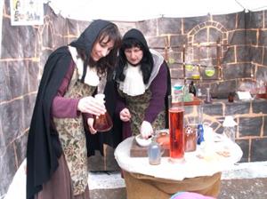 Ve stylových stáncích na Valentinské pouti nechyběl ani alchymistický koutek, jehož aktérky svými čáry a kouzly přitahovaly hlavně pozornost dětí.<br/>                                             
FOTO:ILONA HOFFMANNOVÁ
