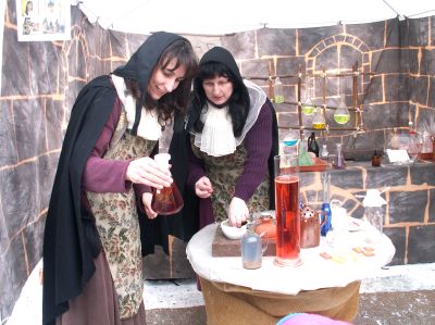 Ve stylových stáncích na Valentinské pouti nechyběl ani alchymistický koutek, jehož aktérky svými čáry a kouzly přitahovaly hlavně pozornost dětí.<br/>                                             
FOTO:ILONA HOFFMANNOVÁ
