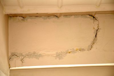 Praskliny ve zdech tělocvičny a těžknoucí sníh na střeše. To byl důvod, proč se ředitel ZŠ dr. Milady Horákové rozhodl dát žákům volno. Podle statika oprávněně.<br/>                     
FOTO: DAVID MACHÁČEK
