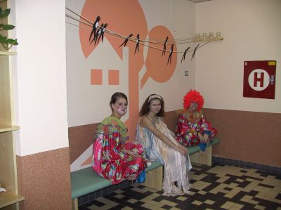 Na škole 17. listopadu spěchali s úpravami chodeb u nejmenších žáků, aby je stihli dokončit do zápisů do prvních tříd. To se jim podařilo.<br/>                                   
FOTO: DANA HOĎÁKOVÁ
