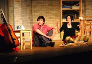 Vojta Kotek a Klára Jandová společně ztvárnili ústřední dvojici v nahořklé konverzační komedii Motýli. Představení bylo hojně navštíveno především mladými diváky.<br/>             
FOTO: DAVID MACHÁČEK
