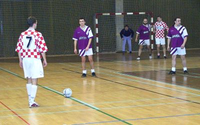 Hráči RIFC Drivers Nový Jičín se chystají k zahrávání přímého volného kopu v utkání proti Chyba Teamu Libhošť.<br/>                                                                                         
FOTO: ONDŘEJ ZAPLETAL
