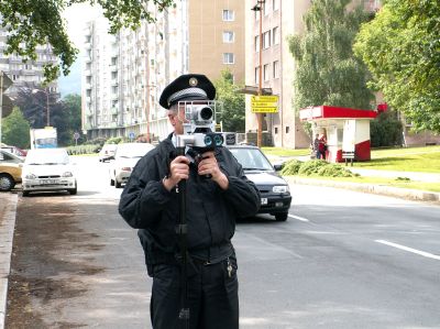 Novinkou ve výbavě strážníků je od loňska také přenosný radar, mohou tak začít častěji postihovat i neukázněné, rychle jedoucí řidiče.<br/>                                                
ILUSTRAČNÍ FOTO: DANA HOĎÁKOVÁ
