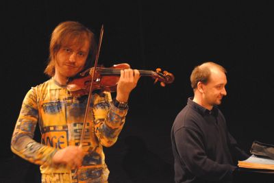 Pavel Šporcl a klavírista Petr Jiříkovský hráli kopřivnickému publiku Mozartovy a Dvořákovy sonáty.<br/>
FOTO: DAVID MACHÁČEK
