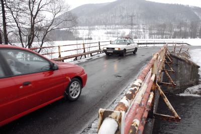 Za rok by se měl opravovat most přes Lubinu. Při rekonstrukci bude most rozšířen a silnice bude mít dva jízdní pruhy.<br/>      
FOTO: DAVID MACHÁČEK
