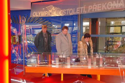 Delegace ze slovenské obce Háje si při návštěvě Kopřivnice prohlédla mimo jiné i expozici věnovanou Emilu Zátopkovi.<br/>                                                                                     
FOTO: DAVID MACHÁČEK
