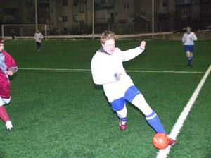 Útočník FC Kopřivnice Adam Hanus dobíhá míč u postranní čáry v závěrečném utkání zimního turnaje v Novém Jičíně. Kopřivnice přestřílela TJ Slavoj Jeseník 6:1.<br/>                   
FOTO: ONDŘEJ ZAPLETAL
