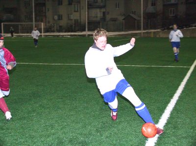 Útočník FC Kopřivnice Adam Hanus dobíhá míč u postranní čáry v závěrečném utkání zimního turnaje v Novém Jičíně. Kopřivnice přestřílela TJ Slavoj Jeseník 6:1.<br/>                   
FOTO: ONDŘEJ ZAPLETAL
