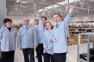 Ministr průmyslu a obchodu Milan Urban si minulý týden prohlédl nejen závod Bang&Olufsen, ale později i muzeum.<br/>               
FOTO: DAVID MACHÁČEK
