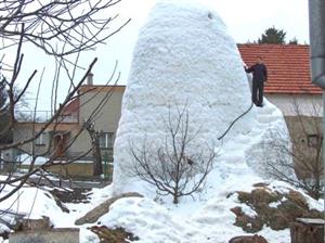 Sto sedmdesát hodin věnoval za tmy Jaromír Vavroš výstavbě iglú, které se po dokončení tyčilo do výše 7,20 metrů.<br/>                                                                                              
FOTO: ARCHIV AUTORA
