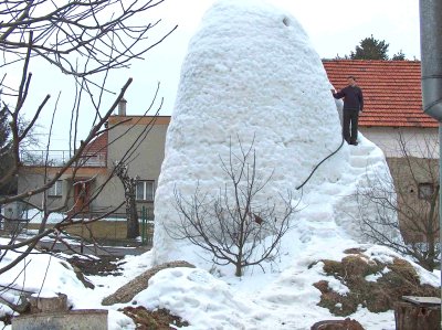 Sto sedmdesát hodin věnoval za tmy Jaromír Vavroš výstavbě iglú, které se po dokončení tyčilo do výše 7,20 metrů.<br/>                                                                                              
FOTO: ARCHIV AUTORA
