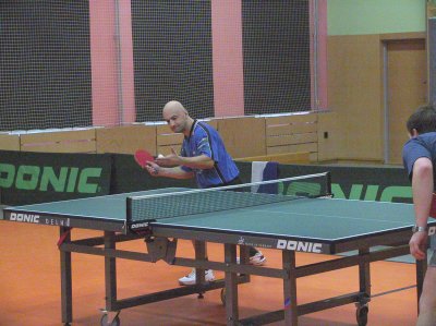 Nejlepší současný hráč kopřivnického A týmu stolních tenistů Ladislav Merenda podává v posledním vítězném duelu domácího utkání krajské soutěže proti Sedlnicím.<br/>             
FOTO: ONDŘEJ ZAPLETAL
